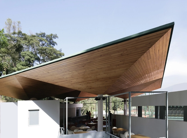 Nuevo edificio de Servicios Centro Italiano Venezolano / Roberto Puchetti - Centro Cultural, Fachada