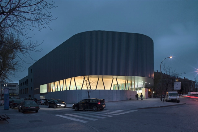 Biblioteca Pública de Vallecas / EXIT Architects - Bibliotecas, Fachada, Arco, Iluminación
