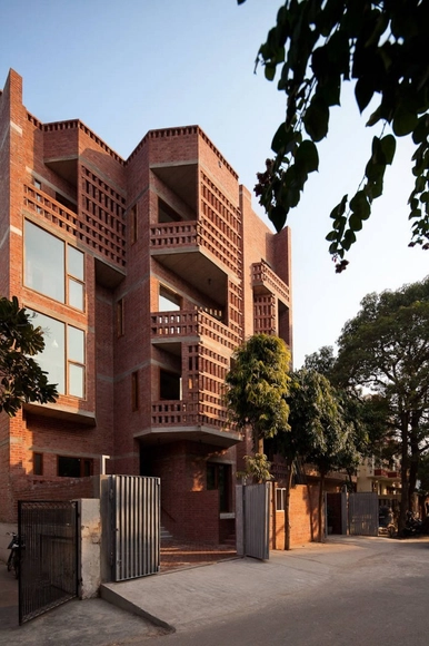 Edificio de Viviendas en Nueva Delhi / Vir.Mueller architects - Apartamentos, Fachada, Puerta, Escaleras, Arco