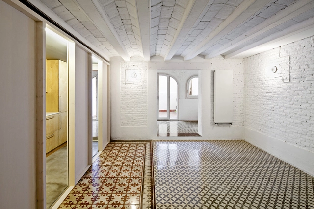 Reforma departamento en Barcelona / Vora arquitectura - Apartamentos, Puerta, Arco, Fachada