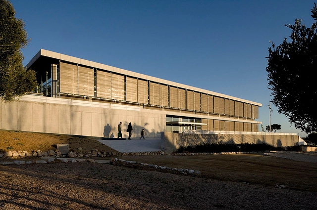 Biblioteca y Escuela de Adultos / estudi grv arquitectes - Escuelas, Fachada