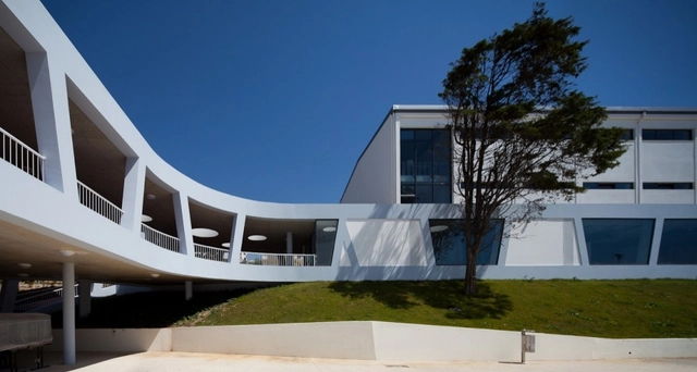 Escuela Secundaria Rafael Bordalo Pinheiro / Sousa Santos Architects - Escuela Primaria, Fachada