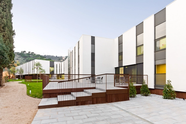 Residencia geriàtrica Mas Piteu / Estudi PSP Arquitectura - Centro Para La Tercera Edad, Jardín, Fachada