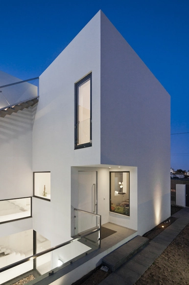Casa DJ / [i]da arquitectos - Casas, Fachada, Barandas, Puerta