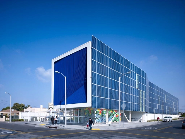 Escola Secundária Green Dot Animo / Brooks + Scarpa Architects - Escolas