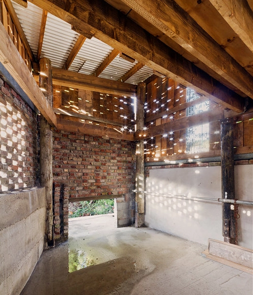 Establo de Materiales Reciclados / The Cowshed Collective - Imagen Principal