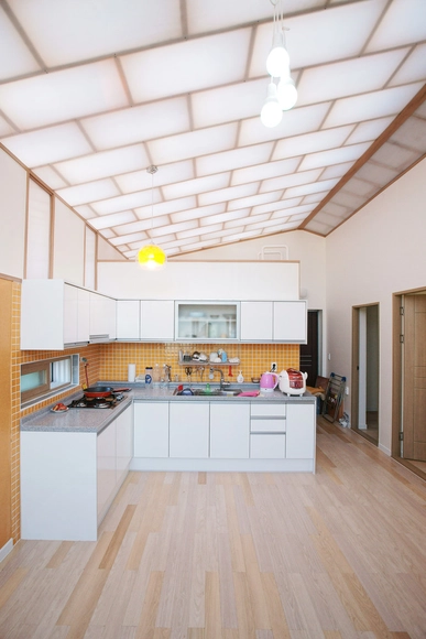 Casa de Bajo Costo / JYA-RCHITECTS + Mue & Zijn Architects - Casas