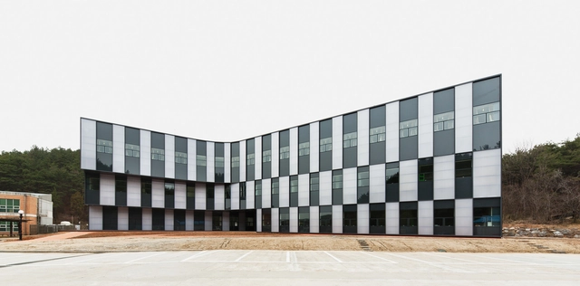 Art and Crafts Studios / poly.m.ur  - Otros Edificios