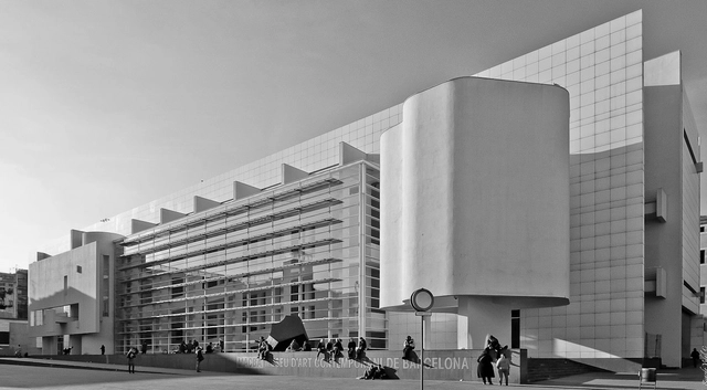 Clásicos de Arquitectura: Museo Mac de Barcelona / Richard Meier & Partners Architects, LLP - Museo, Fachada
