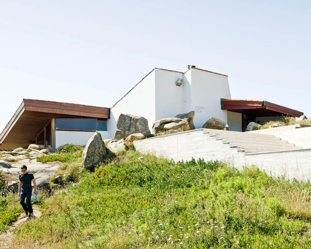 AD Classics: Boa Nova Tea House / Álvaro Siza Vieira - Coffee Shop, Facade, Coast