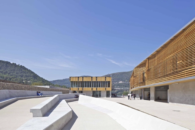 Liceo Regional René Goscinny / José Morales & Rémy Marciano - Escuelas