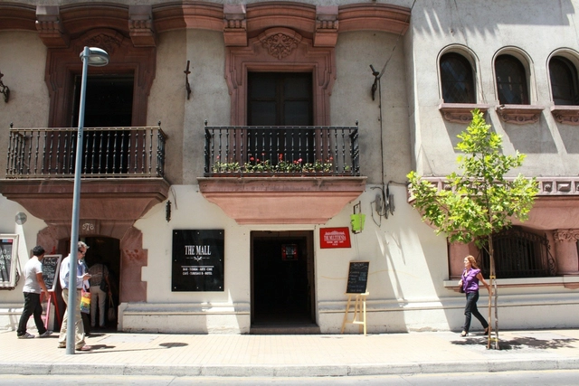 Espacio Cultural The Clinic: The Mall / Cristián Contreras - Diseño De Interiores, Puerta, Fachada, Escaleras, Pilares, Arcada, Arco, Balcón