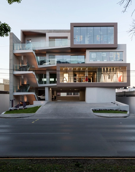 125 / Laboratorios Vaquero - Centros Comerciales, Fachada, Puerta