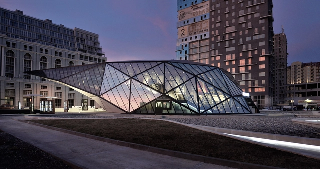 Estación de Combustible + McDonalds / Khmaladze Architects - Gasolinera