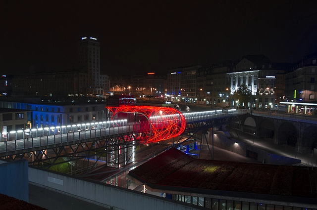 Flux Cocoon: 3.600 luces LED se envuelven alrededor de un puente / Allegory - Imagen Principal