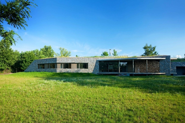 Refugio bajo el Campo / BASARCH - Casas