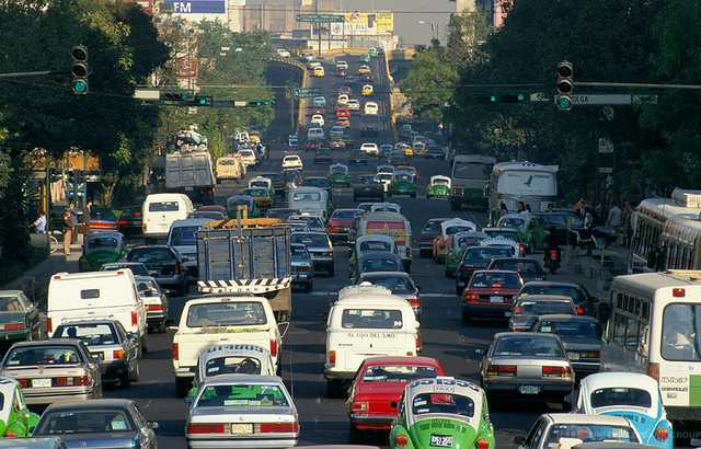 Mais urbanização e mais automóveis: O desafio de construir vias seguras - Imagem de Destaque