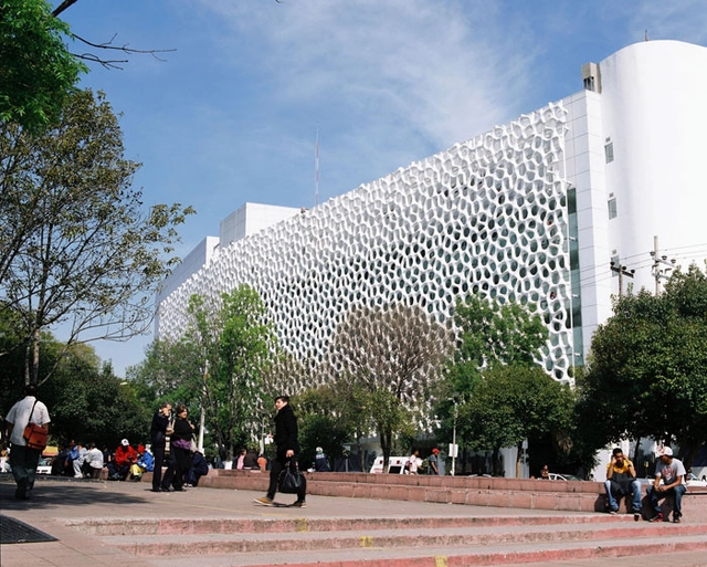 Fachada de cerámicas especializadas neutraliza la contaminación del aire en Ciudad de México  - Imagen Principal