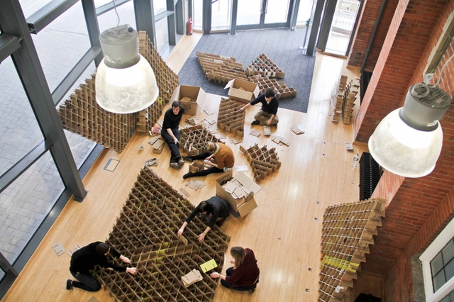Estudiantes de la Universidad de Newcastle construyen un café temporal con estructuras de cartón reciclado - Imagen Principal