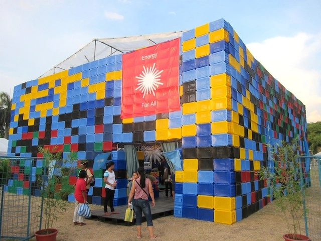 Filipinas construye edificio de botellas de plástico para educar sobre la energía renovable y el reciclaje de residuos - Imagen Principal