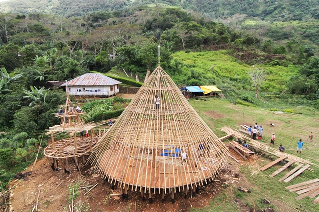 Arquitectos de Indonesia trabajan para preservar y reconstruir las tradicionales chozas cónicas Mbaru Niang - Imagen Principal