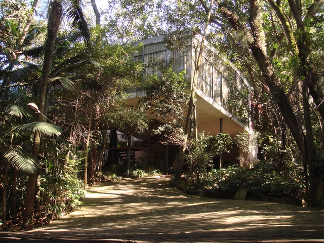 La célebre Casa de Vidro de Lina Bo Bardi se presenta como campo museográfico "El interior está en el exterior" - Imagen Principal