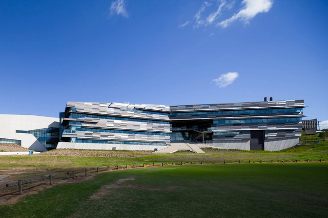 维多利亚大学——运动科学、体育分局和学习共享空间/ John Wardle Architects建筑事务所 - 大学