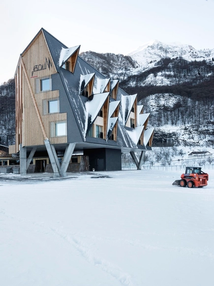 Slow Horse /  ELASTICOSPA+3 - Hoteles