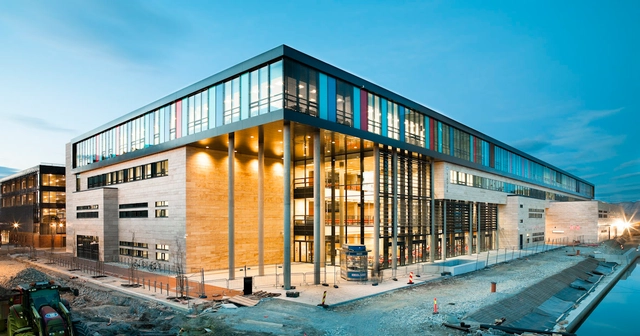 Escola VÅGEN e Academia de Cultura SANDNES / LINK Arkitektur AS - Escola Secundária