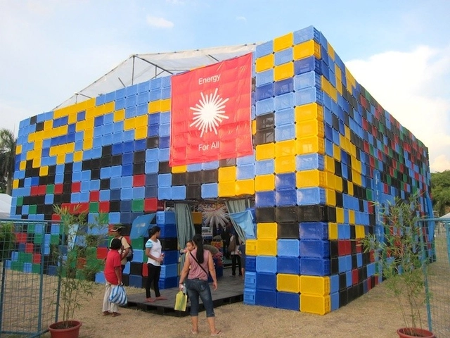 Filipinas constrói edifício de plástico reutilizado para ensinar sobre a energia renovável e a reciclagem de resíduos - Imagem de Destaque