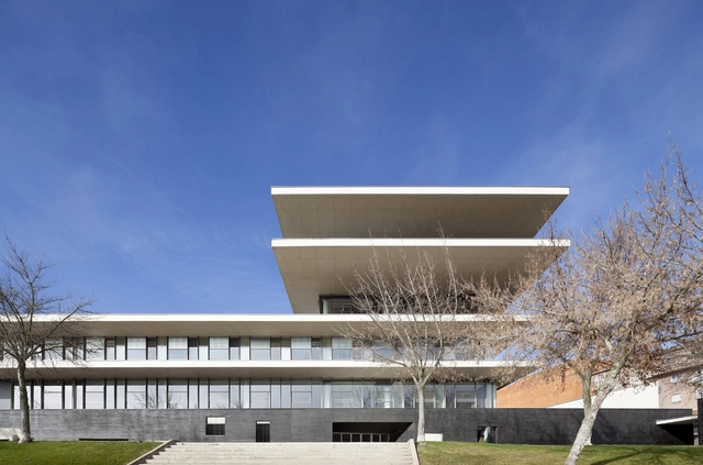 Edificio Administrativo de usos múltiples para la Junta de Castilla y León en Salamanca / Sánchez Gil Arquitectos - Edificios Institucionales, Fachada