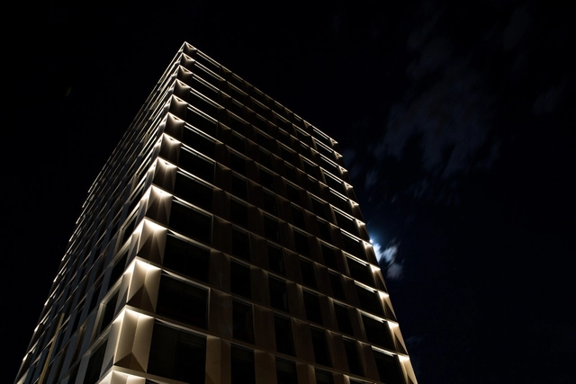 Proyecto de Iluminación: Edificio Alto Oriente / Muro Loy - Imagen Principal