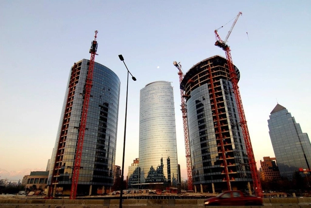 En Construcción: Parque Titanium / Senarq - Arquitectura De Uso Mixto, Fachada, Urbano