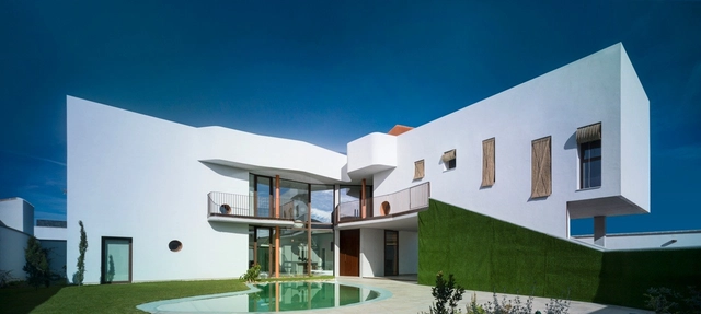  “Casa de Pájaros” Vivienda unifamiliar / Semisótano arquitectos ( RGRM arquitectos)  - Casas, Fachada, Balcón