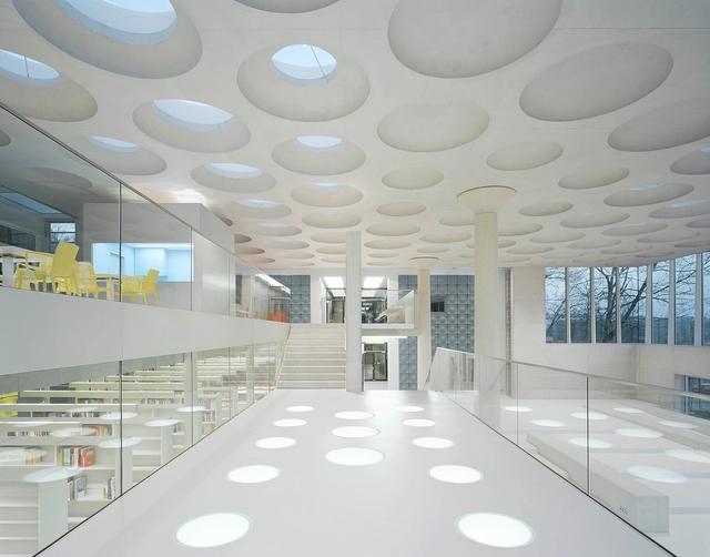 洞洞光，艾肯贝格学院论坛 / Ecker Architekten - 高中