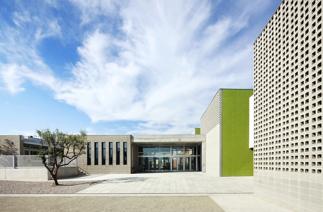 Escuela Rossend Montané / GGG - Escuelas, Fachada