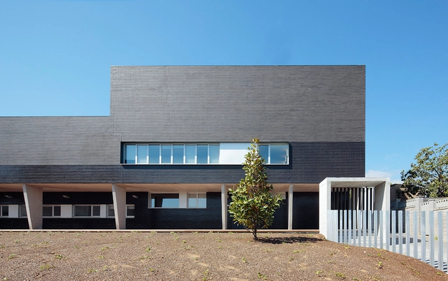 Centro de Saúde en Tordera / Carles Muro  + Charmaine Lay - Posto De Saúde