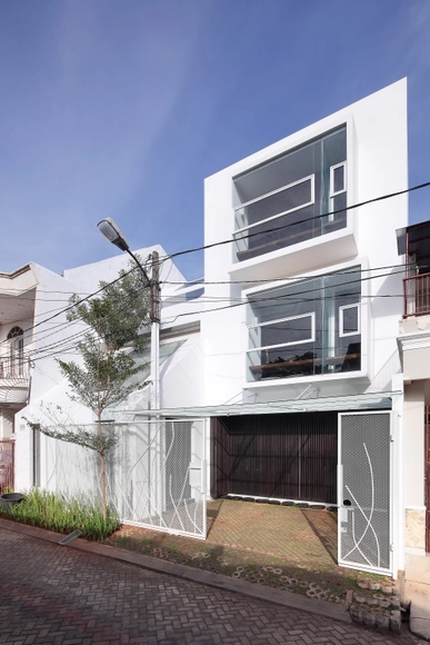 Split House / TWS & Partners - Houses, Facade, Stairs