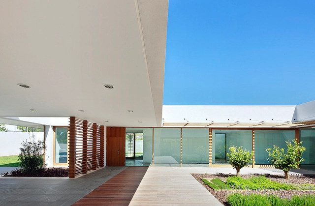 Centro AMADIP / Juan Alba + Ester Morro - Comunidad, Patio interior, Puerta, Fachada, Escaleras