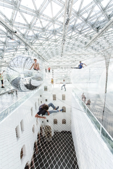 Arte y Arquitectura: Instalación "en órbita" por Tomás Saraceno - Instalación