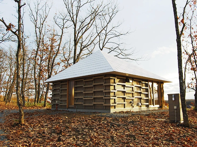 Estudiantes japoneses diseñan y construyen una casa de paja calefaccionada por compost - Imagen Principal