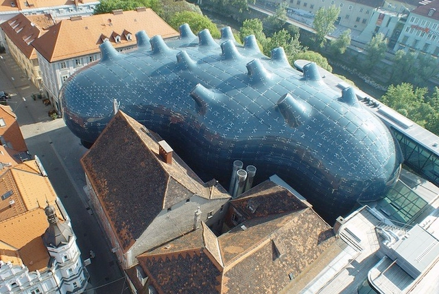 Museo Kunsthaus Graz genera su propia energía en base a paneles solares dispuestos en su superficie curva - Imagen Principal