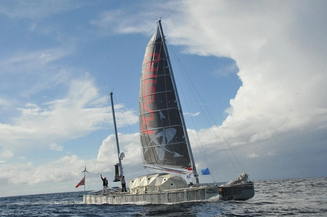 Arquitectura Sustentable sobre el agua: la ruta del Catamarán Plastiki de Architecture For Humanity - Imagen Principal