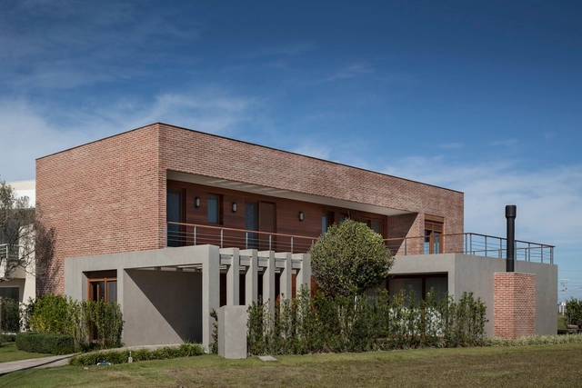 Casa E79 / Seferin Arquitetura + Mariana Fogliato - Residencial, Fachada, Porta