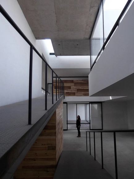 Edificio Sede del Colegio de Arquitectos de San Luis Potosí / x-studio - Edificios Institucionales, Fachada, Barandas
