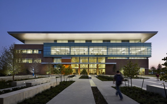 Founders Hall / Overland Partners - University, Facade