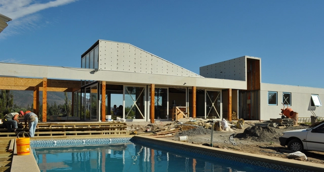 En Construcción: Casa Culipran / Cristián Contreras - Casas, Fachada, Sillas