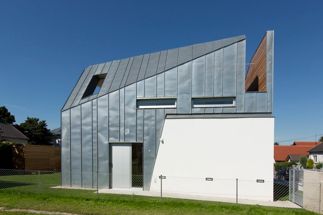 House W / LOSTINARCHITECTURE - Houses, Facade, Door