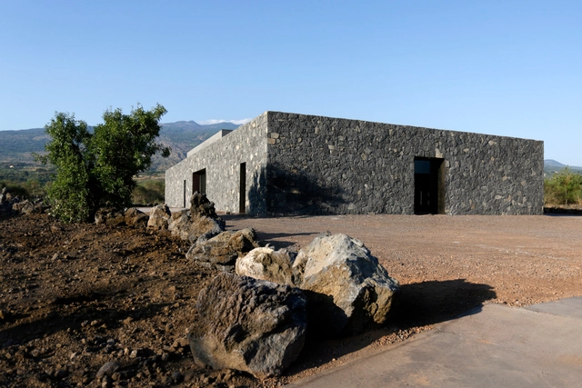 Cantina alle Pendice dell' Etna / Gaetano Gulino + Santi Gaetano Albanese - Vinícola