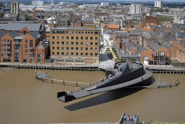 River Hull Footbridge / McDowell + Benedetti - Bridges , Cityscape